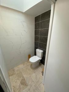 bagno con servizi igienici bianchi in camera di Maison Yvonne 