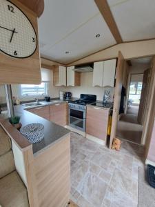 Kuchyň nebo kuchyňský kout v ubytování Three lochs holiday park Loch view 123