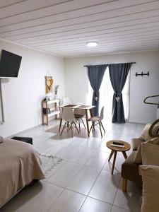una sala de estar con una mesa y un sofá en Departamento El Olivo con cochera, en Santa Rosa