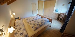 een slaapkamer met twee bedden met blauwe bloemen erop bij Wirthof in La Valle