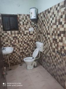 a bathroom with a toilet and a sink at MOTA HOUSe in Jāmb