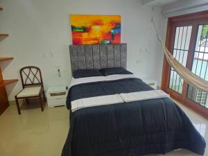 Un dormitorio con una cama grande en una habitación. en Guest House with AC, close to Historical Centre 1, en Cartagena de Indias