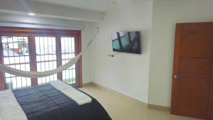 1 dormitorio con 1 cama con hamaca en Guest House with AC, close to Historical Centre 1, en Cartagena de Indias
