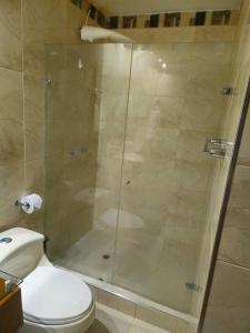 Un baño con ducha de cristal con inodoro. en Guest House with AC, close to Historical Centre 1, en Cartagena de Indias