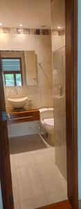 un baño con inodoro y lavabo en Guest House with AC, close to Historical Centre 1, en Cartagena de Indias