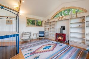 ホワイトフィッシュにあるElk Meadow - 4BR Near Whitefish Lake & Glacier National Parkのリビングルーム(暖炉、コンロ付)