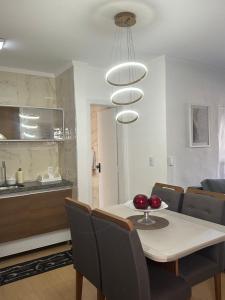 una cucina e una sala da pranzo con tavolo e sedie di Via Venetto Feirinha Beira Mar a Fortaleza