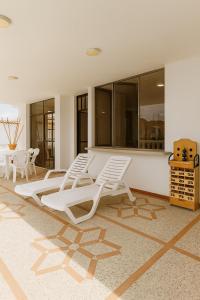 アナポイマにあるParaíso Familiar 4hab-piscina-9 camasのラウンジチェア3脚とテーブルのある部屋 +22枚の写真