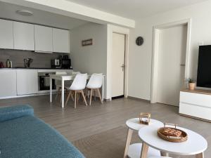 una sala de estar con un sofá y una mesa en Residenza La Svolta - Salt Pool & Private Garden, en Bellinzona