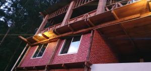 Tòa nhà nơi nhà nghỉ nhỏ tọa lạc