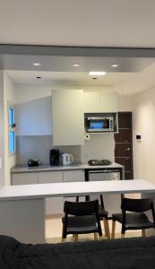 Una cocina con una mesa y sillas en una habitación. en MonoambienteXdia, en Villa Dolores
