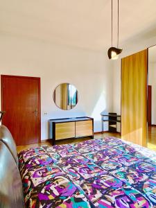 a large room with a colorful rug on the floor at Appartamento Bimba in Toscana in Bettolle