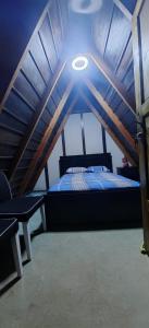 Camera mansardata con letto e luce di Casa Perezosa a Parrita