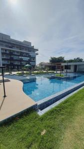 a large swimming pool in front of a building at nityloft com piscina e academia em Icaraí in Niterói