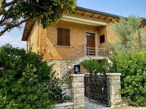 a brick house with a staircase and a gate at Appartamento Bimba in Toscana in Bettolle