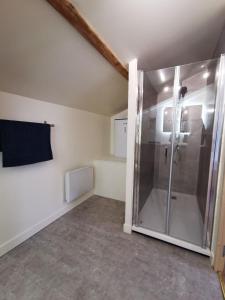 a bathroom with a shower in a room at Aux portes de la plage, entièrement rénovés, climatisation, wifi, Parking gratuit, linge de maison fournit, ménage en fin de séjour compris in Mimizan