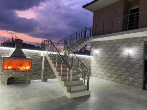 un escalier menant à une maison avec une cheminée dans l'établissement Vila Balliu, à Buçimas