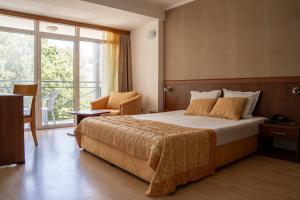 Un pat sau paturi într-o cameră la Park Hotel Perla +145 fotografii