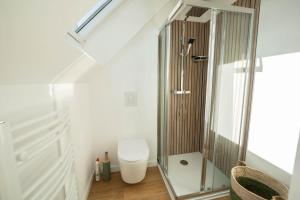 Bilik mandi di Les maisons de Delphine Saint Cado +44 gambar