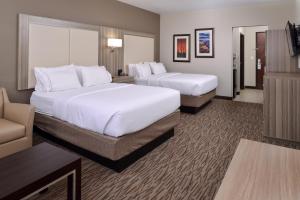 ein Hotelzimmer mit 2 Betten und einem Sofa in der Unterkunft Holiday Inn Express & Suites Williams, an IHG Hotel in Williams