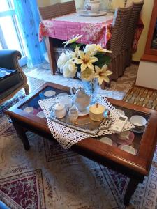a coffee table with a vase of flowers on it at Nancy House in Castronno