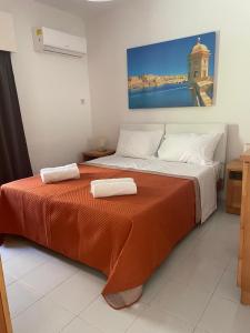 Postel nebo postele na pokoji v ubytování Spacious Bugibba Seafront Villa Free Parking & WiFi