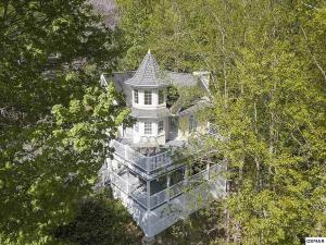 een uitzicht over een wit huis in de bomen bij Ober Hideaway, Hot Tub, WIFI, 560 FREE tickets each paid day!!! in Gatlinburg