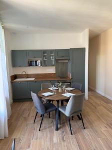 une salle à manger avec une table et des chaises dans une cuisine dans l'établissement Le 37 FOCH, à Orange