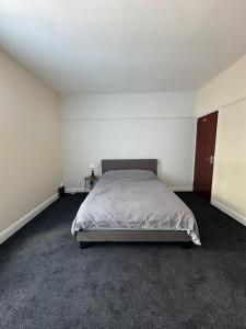 Un dormitorio con una cama en el medio. en Serenity Rooms, en Leicester
