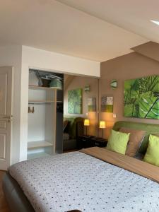 En eller flere senge i et værelse på La Gentiane bleue, vue lac Saint Point