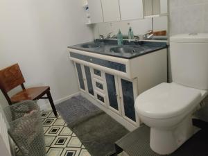 ein Badezimmer mit weißer Toilette und Waschbecken in der Unterkunft Duplex 100m2 in Montreuil-sur-Ille