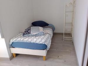 ein kleines Schlafzimmer mit einem Bett mit einer Leiter in der Unterkunft Duplex 100m2 in Montreuil-sur-Ille