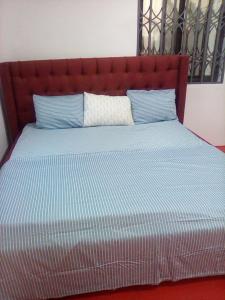 Ένα ή περισσότερα κρεβάτια σε δωμάτιο στο Royal Regal Suites