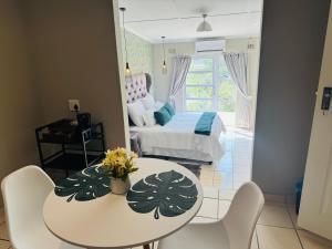 a room with a table and chairs and a bed at Nampaton Farm in Drummond