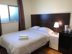 Katil atau katil-katil dalam bilik di Comfort cottage guest home near subway station, bus and downtown