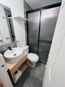 a bathroom with a toilet and a sink and a shower at Edificio Las Vegas Apto privado a 15 min de Clínica Valle del Lili y Univalle a 5 min de Unicentro in Cali +20 photos