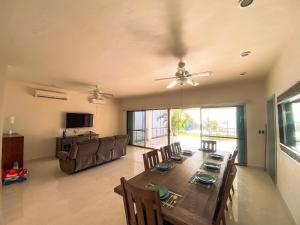 ein Esszimmer mit Tisch und Couch in der Unterkunft Casa Santorini in Cozumel