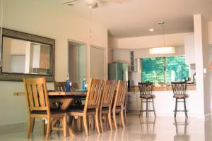 eine Küche mit einem Holztisch und Stühlen in der Unterkunft Casa Santorini in Cozumel