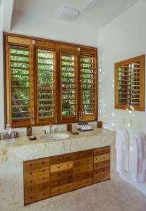 トゥルムにあるAll Inclusive Sian Kaan Villa 12のバスルーム(シンク付)が備わります。一部の窓が付いています。