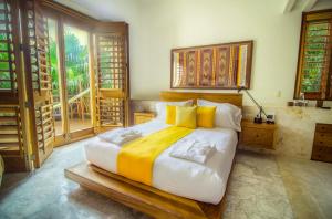 トゥルムにあるAll Inclusive Sian Kaan Villa 12のベッドルーム1室(大型ベッド1台、黄色と白のシーツ付)