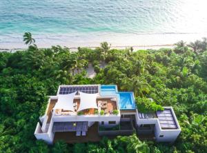 トゥルムにあるAll Inclusive Sian Kaan Villa 12のビーチにある家の航空写真