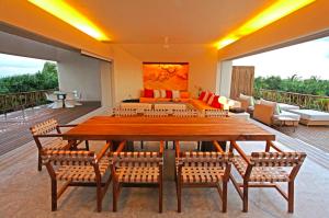 トゥルムにあるAll Inclusive Sian Kaan Villa 12のデッキ(大きな木製テーブル、椅子付)