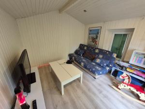 Μια τηλεόραση ή/και κέντρο ψυχαγωγίας στο Maisonnette indépendante 48m2 , parking privé, calme & confort