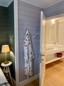 Baño con lavabo y toalla en una puerta en A Calm & Quiet Stay, en Wuustwezel