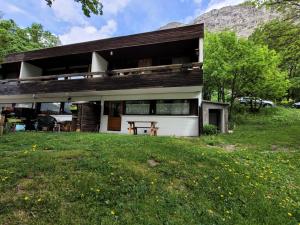 a house with a picnic table in front of it at Résidence Foret-erable - Petit 2 pièces chaleureux et bien équipé MAE-7781 in Bonneval-sur-Arc