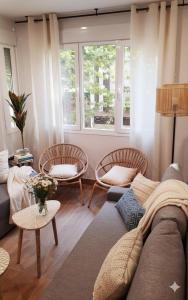 a living room with a couch and two chairs at Apartamento la Marquesa in Córdoba