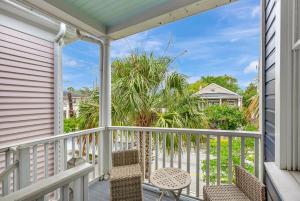 チャールストンにあるRetreat on Spring, Unit Bの家の上にテーブルと椅子付きのバルコニー