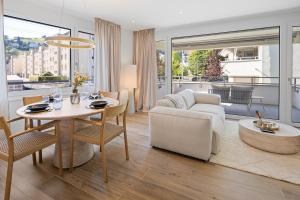 a living room with a table and a couch at BLIV Design-Apartment mit Parkplatz, nahe Zentrum in St. Gallen