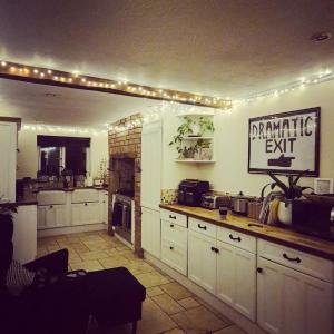 Una cocina con gabinetes blancos y un cartel que dice salida dinámica. en Bronferen, en Bridgwater