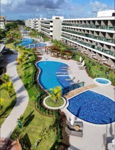 une vue aérienne de la piscine du complexe dans l'établissement Flat no Paraíso da praia do Cupe - Porto de Galinhas, à Porto de Galinhas